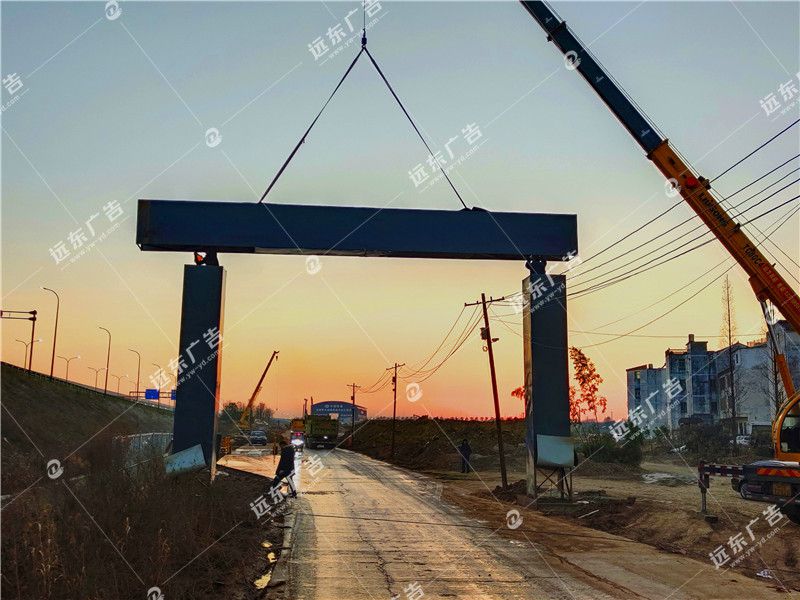 吊裝中的大門(mén)